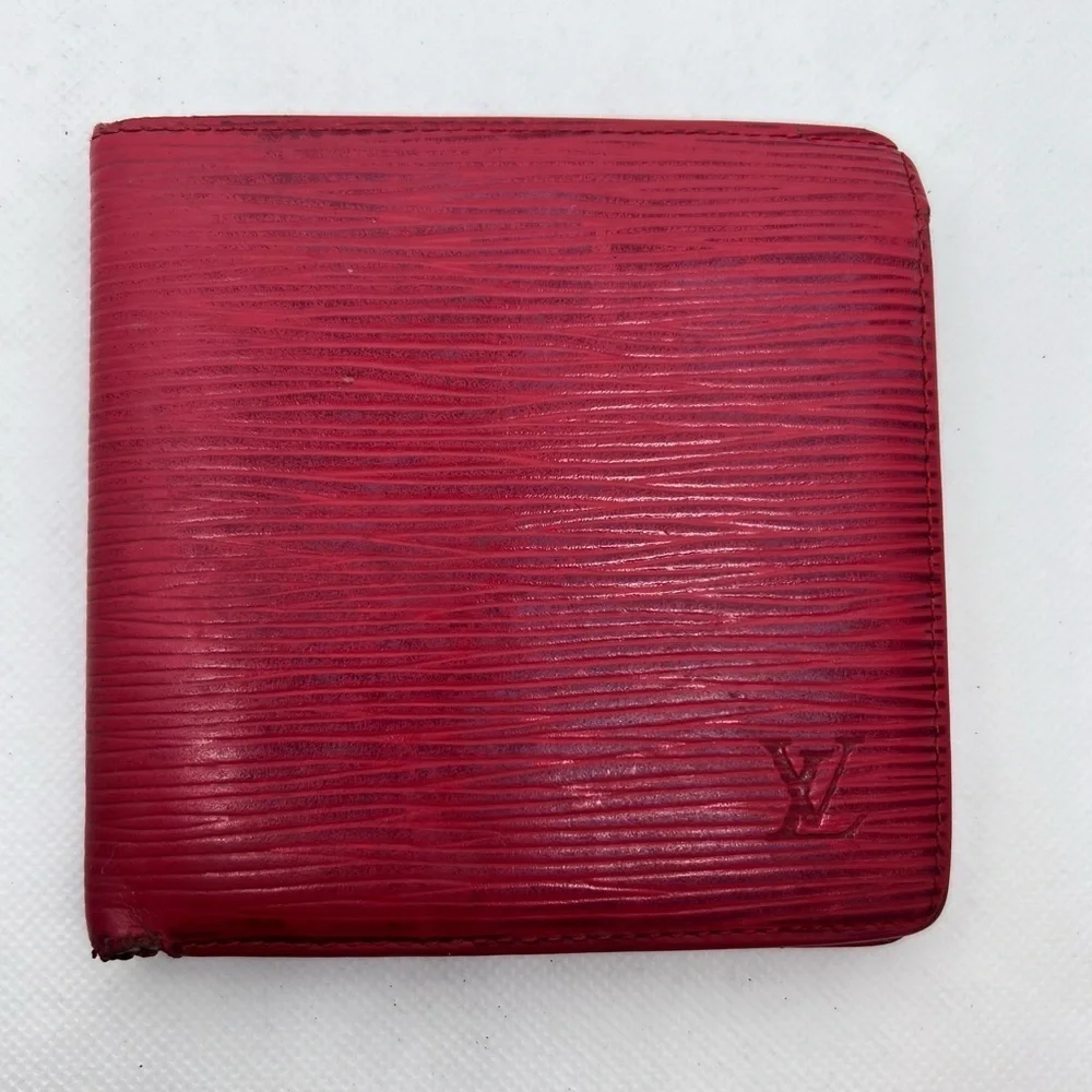 LOUIS VUITTON Bi-Fold Epi Wallet